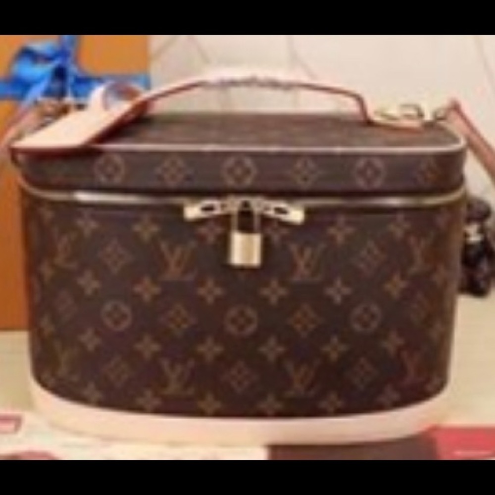 Cosmetic trunk train case
